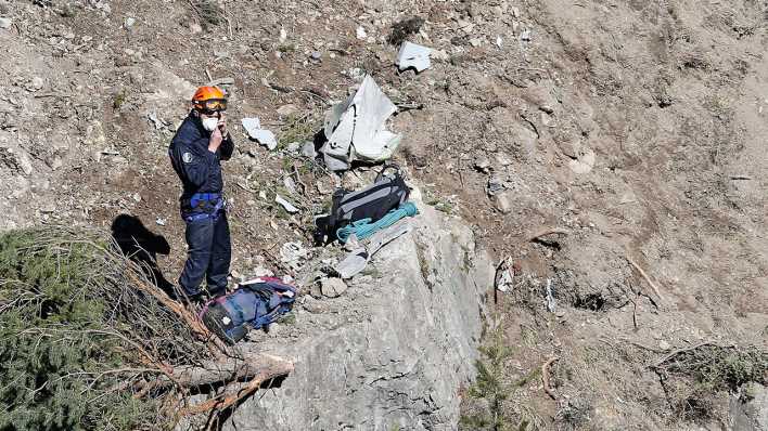Helfer bergen die Teile der Unglücksmaschine in den französischen Alpen (Bild: DPA)